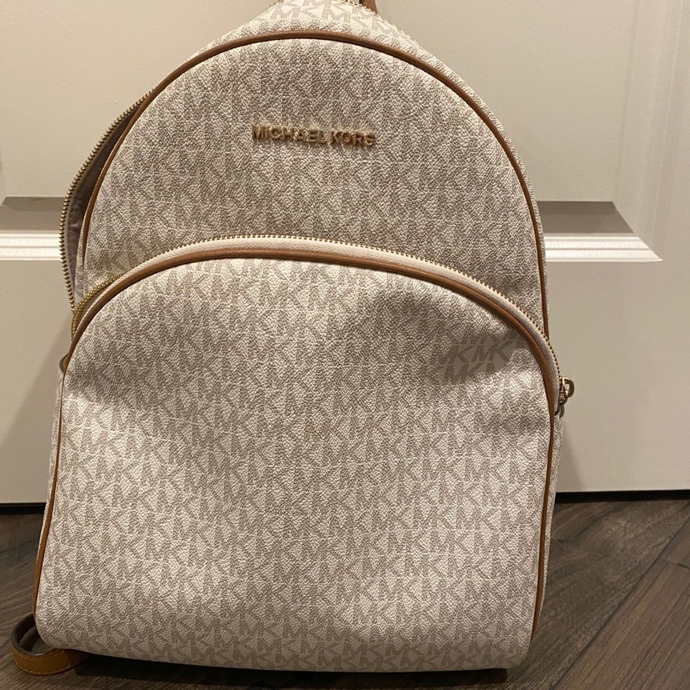 MICHAEL MICHAEL KORS
Abbey Medium Logo Backpack